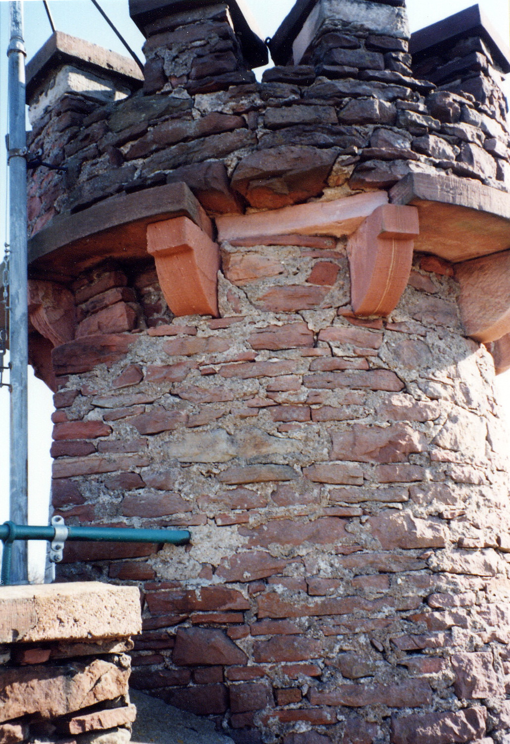 Schadensfoto vom Kopf des Turms im Oktober 2001